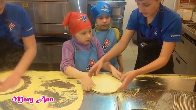 Mary Ann - готовим пиццу Барбекю BBQ в Domino's Pizza