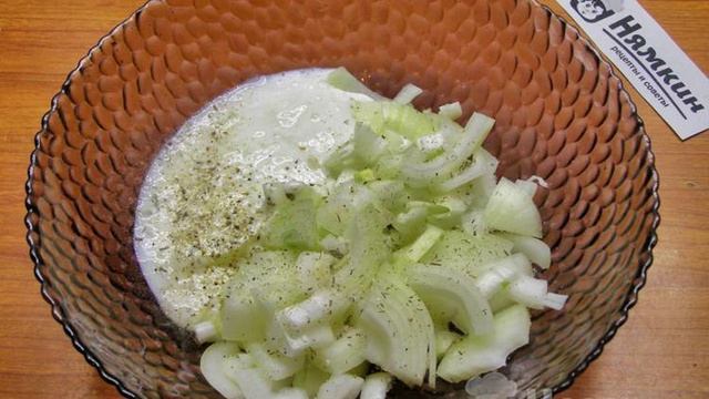 Луковый салат с овощами, вареными яйцами и сметаной по-польски