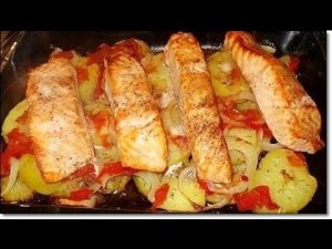 Лосось с картофелем, запечённый в духовке.