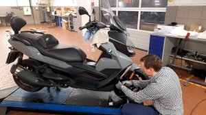 BMW C 400 Changing the brake fluid