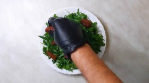 Салат с форелью и вялеными томатами