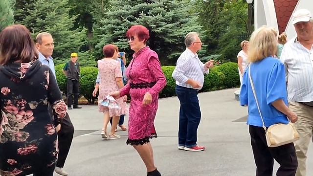 ВЕЧЕР ОПЯТЬ, ТЫ В СИРЕНЕВОМ ПЛАТЬЕ! ТАНЦЫ ХАРЬКОВ УКРАИНА ИЮЛЬ 2023