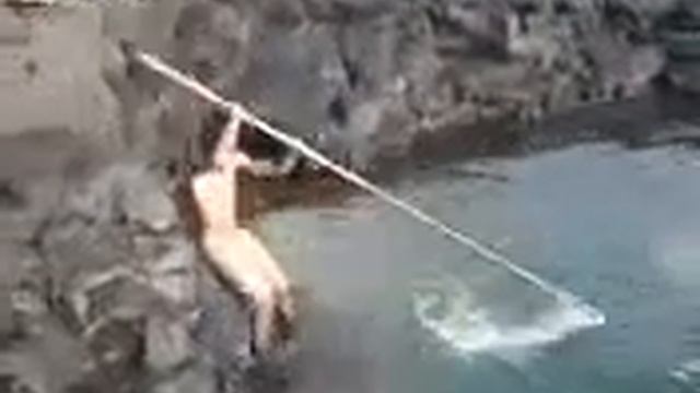 Как ловить рыбу с помощью самодельного багра Советы рыбакам смотреть онлайн