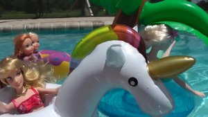 FLOATIES ! Elsa & Anna toddlers - Pool Party - Water fun Big float Splash Swim