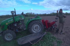 2022 Май. Отзыв о Картофелесажалке КС-2МТ. Продолжаем закапывать картофель в землю.