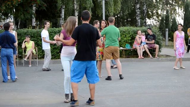 ИЖЕВСКАЯ БАЧЧАТА НА ПЛОЩАДИ У ФОНТАНОВ И КАФЕ МАЛЬЧИКИ И ДЕВОЧКИ А ТАК ЖЕ ИХ РОДИТЕЛИ ЧУДЕСНА смотреть онлайн