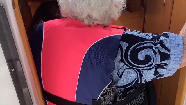 БАБУШКА КАТАЕТСЯ НА ЯХТЕ И ПРОБУЕТ БУРГЕР смотреть онлайн