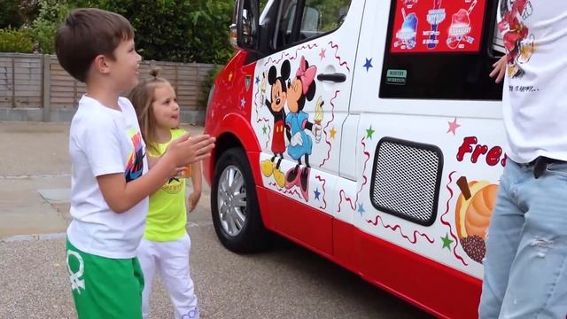 Макс и Катя играют в вагончик мороженого