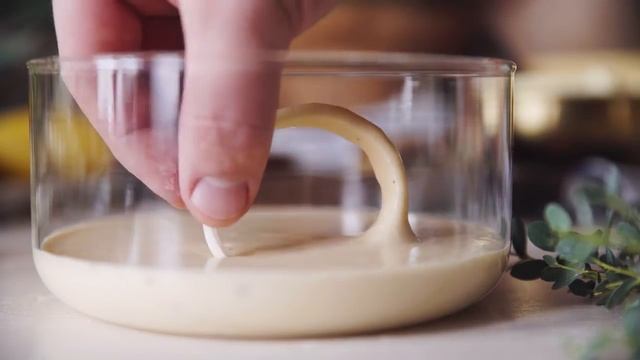 Ролик бренда "Клинский" и Bon Appetit – Рецепт Хот-догов с луковыми кольцами и сыром смотреть онлайн