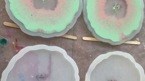 Подстаканники пастельных цветов и начало двухэтапной заливки вторых подстаканников. Часть 1