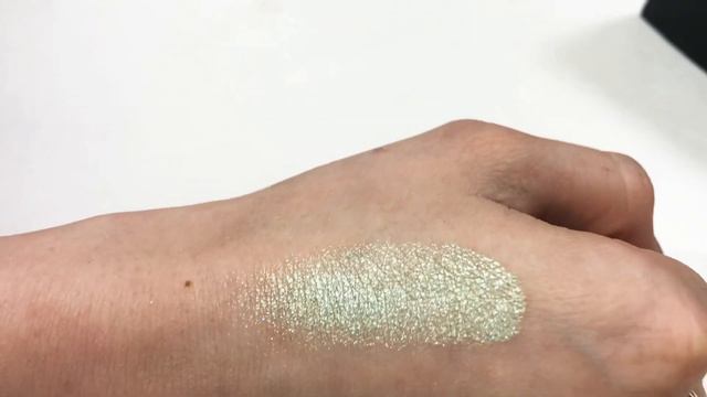 Cloisonné Green 828C - перламутр Клуазон Грин 828С - свотч на руке
