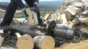 Самодельный дровокол на 220 вольт в работе.