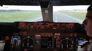 Вид из кабины пилота самолета Boeing 747 во время взлета из Амстердама Нидерланды Европа
