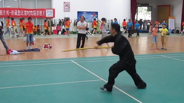 мастер Кунг-Фу Ван Ган демонстрирует технику бацзи бан (оружие бацзи цюань) смотреть онлайн