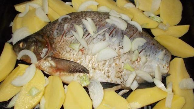 Лещ запеченный с картошкой в духовке
