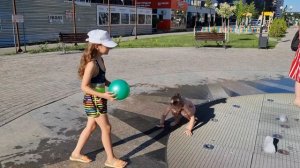 Ника дрессирует мяч на фонтане