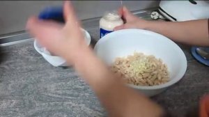 Салат с фасолью, сыром и чесноком