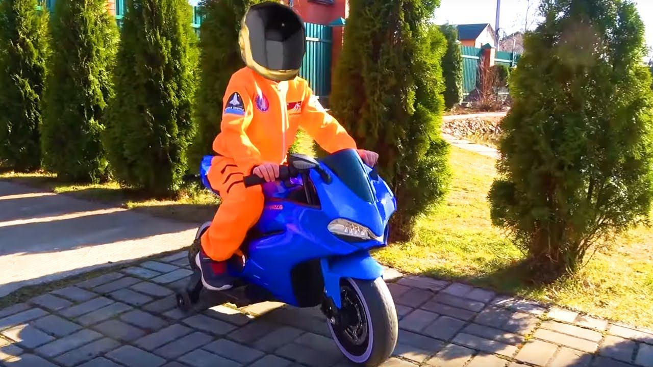 Astronaut Ride on Sportbike and Funny baby Super Lev play with New Car смотреть онлайн
