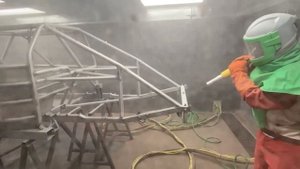 Пескоструйная очистка корпуса автомобиля в обитаемой камере | www.raymark.ru