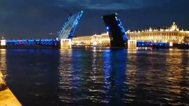 #влог 5, Андрюшка находится на алых паруса и смотрит на красивый мост. смотреть онлайн