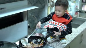 Маленький поваренок из Китая виртуозно готовит национальные блюда