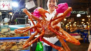 Корейская уличная еда - гигантски краб суп из морепродуктов Корея