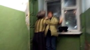 Дамы мило общаются в парадной