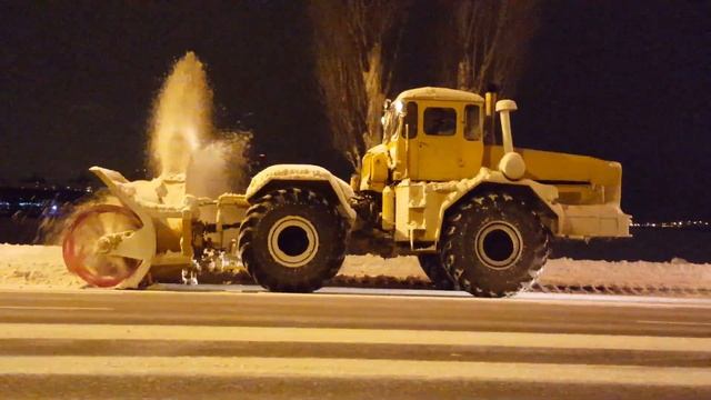 Фрезерно-роторный снегоочиститель на базе трактора Кировец К-701 смотреть онлайн