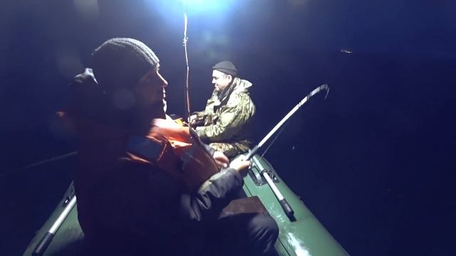 Клёв КАЛЬМАРА ночью на спиннинг! Рыбалка с лодки на воблер и кальмарницы. Поймали бочку кальмаров.