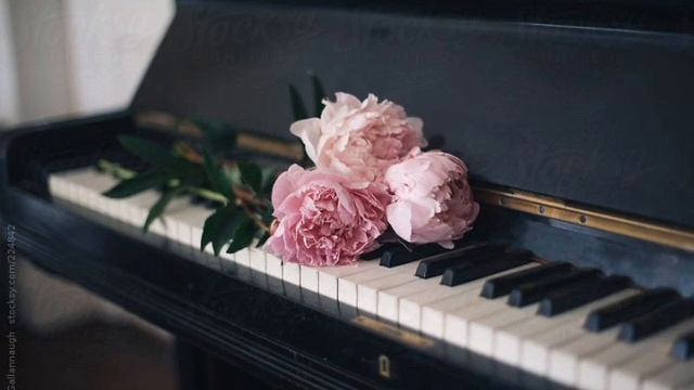 Нежные звуки фортепиано? Мелодия?