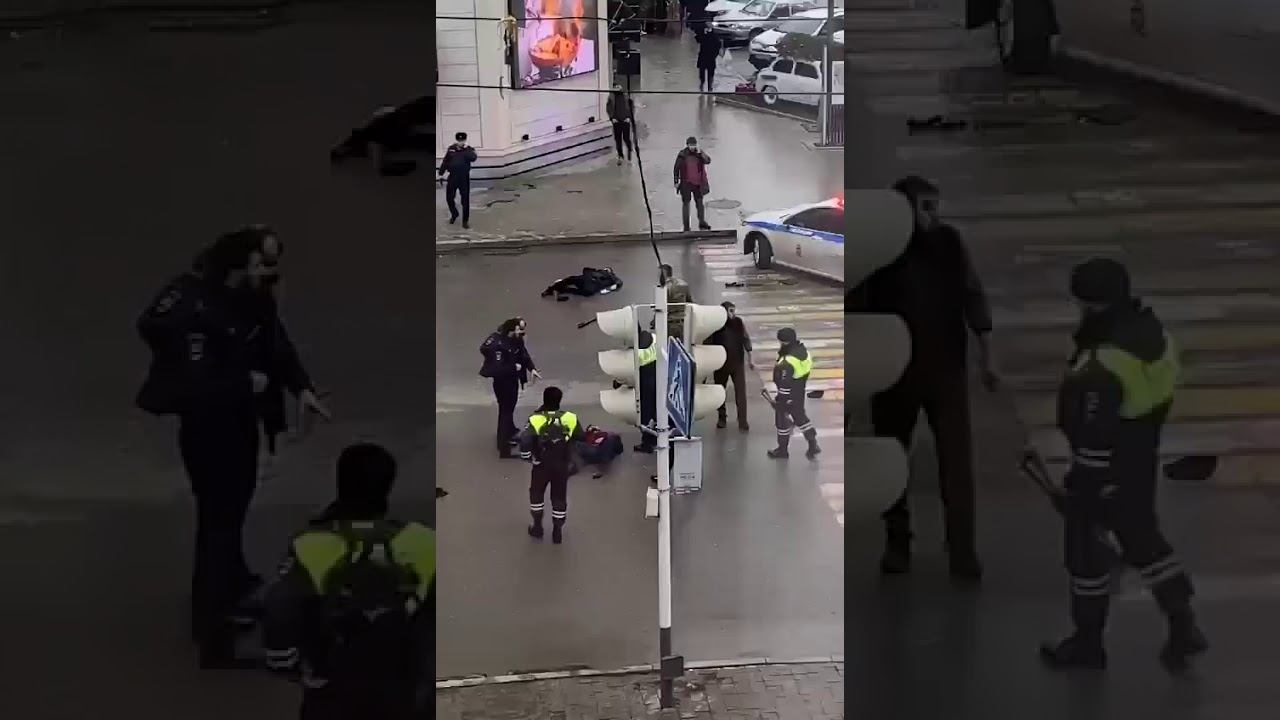 Видео нападения теракта. Нападение на сотрудника полиции. Нападение на полицейских в Чечн. Нападение на полицейских в Грозном.