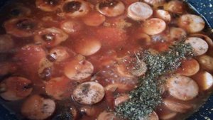 Спагетти с томатным соусом и сосисками