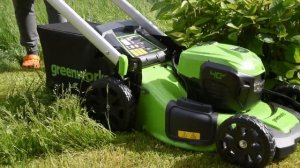 Аккумуляторная газонокосилка Greenworks GD40LM48SP: обзор и стрижка переросшего газона