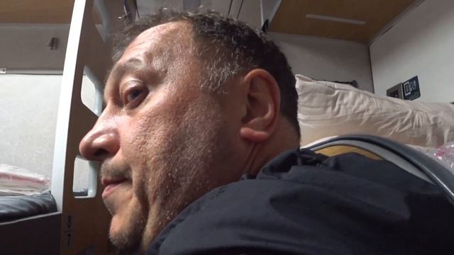 В поисках газет и чипсов в Питере. Еду на русском поезде с веселыми соседями/День 3,4/RUSSIA VLOG