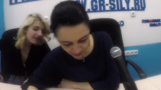 "ЭС как доллар или почему оптом дешевле?": адский отжиг блондинки и брюнетки смотреть онлайн