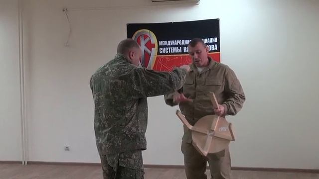 Cамооборона при помощи табурета или стула смотреть онлайн