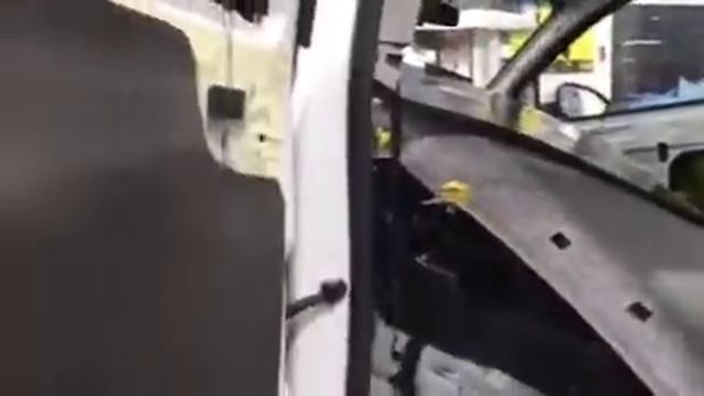 На крышу Шевроле Авео клеим виброизоляцию и войлок, причем пласты используем по максимуму цельные смотреть онлайн