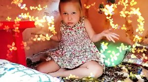 Настя_играет_на_даче_