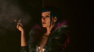 Осуждающе смотрю на курящую женщину