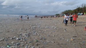 Бали!!! ШОК! Пляж Куты в декабре.