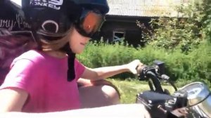 Внучка на квадрике.
