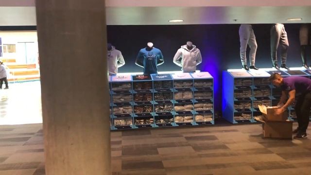 TwitchCon 2018 "The Loot Cave" merch store walkthrough смотреть онлайн