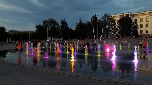 Фонтан на центральной площади Краматорска смотреть онлайн