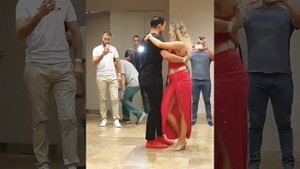 Блондинка танцует: красивый западный танец
