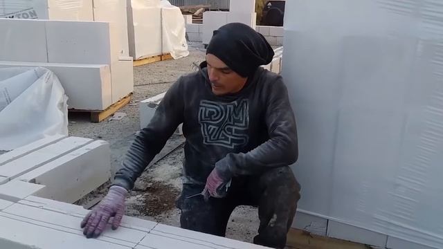 Первый ряд газоблока. Часть 3. Чем прорезать штробы для укладки арматуры в газобетоне? смотреть онлайн