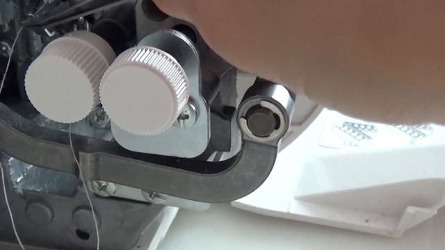 КАК ЗАПРАВИТЬ НИТИ В ОВЕРЛОК / janome 210D смотреть онлайн