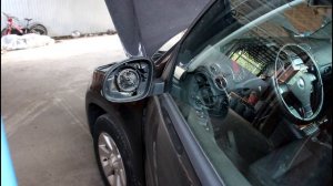 Замена зеркального элемента в боковом зеркале на Volkswagen Tiguan 2,0 Фольксваген Тигуан 2009 год