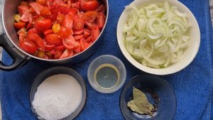 Дела садовые. Дожди. Делаю соус и сушу томаты. Готовлю грядки к новому сезону. Томаты в теплице.