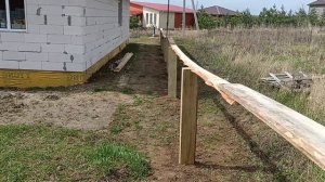 Временный забор из остатков стройматериалов