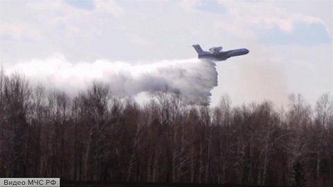 Авиация МЧС сбросила более 170 тонн воды на очаги пожаров в Курганской области